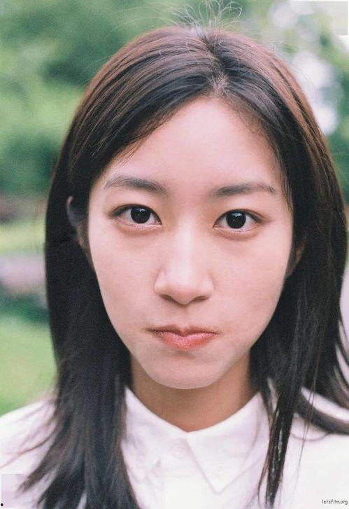 国画吃瓜少女,古韵风情与现代审美的交融