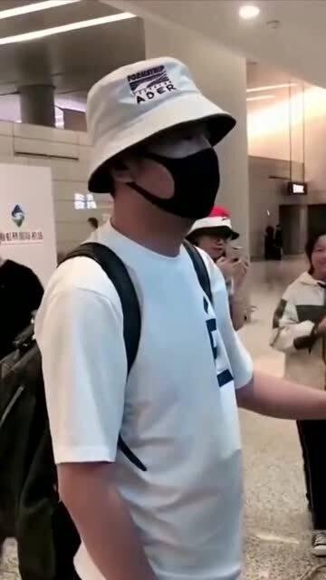 遇到吃瓜路人,一场街头趣事的温馨记录