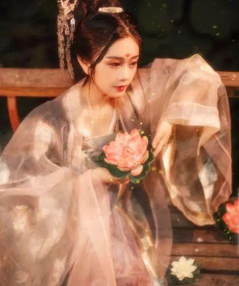 古风摄影吃瓜少女视频,少女笑靥如花