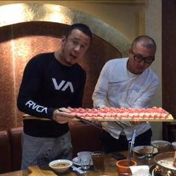 杨坤吃角瓜,趣味横生演绎美食新风尚