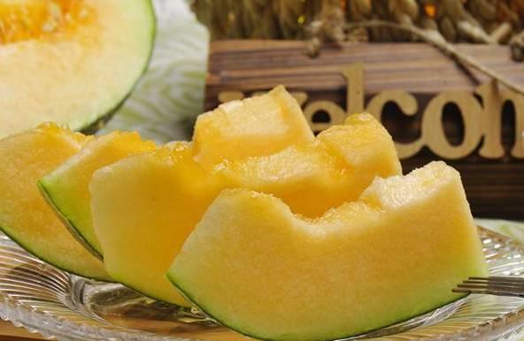 女儿吃哈密瓜,女儿品尝哈密瓜的欢乐时光