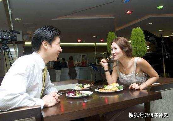 去相亲房间吃瓜,一场意外的欢乐盛宴